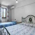 Bright Flat With Private Parking!