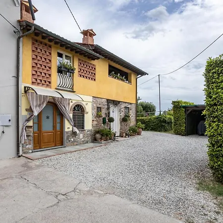 Apartment Bright Flat With Private Parking!