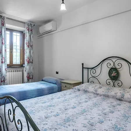 Bright Flat With Private Parking!