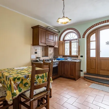 Bright Flat With Private Parking!